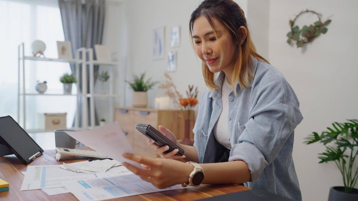 A woman comparing bank conditions