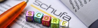 Buchstabenwürfel bilden das Wort Score auf einem Formular der Schufa