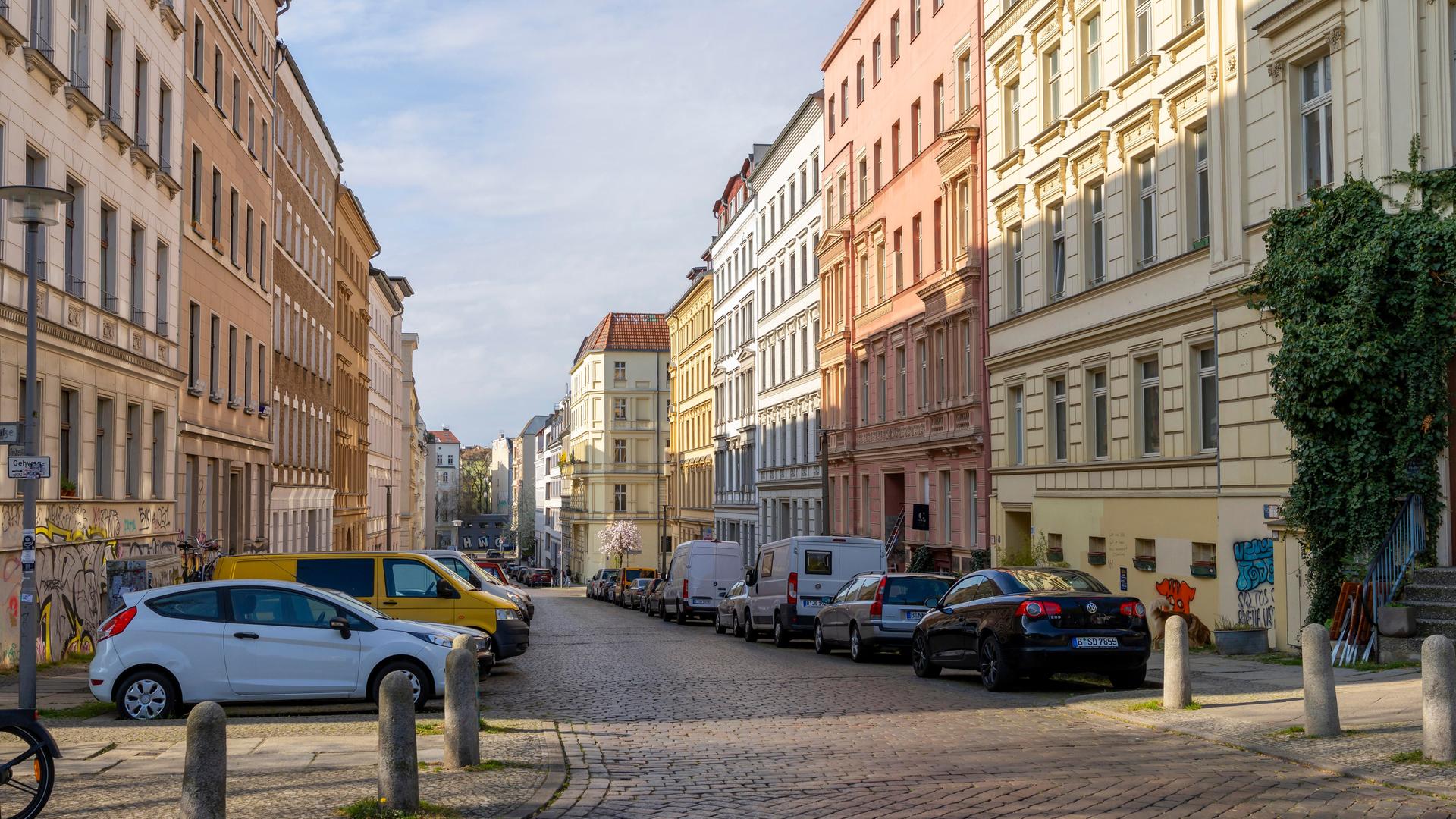 Eine Straße mit schönen Altbauwohnungen in Berlin auf der Straße parken ein paar Autos