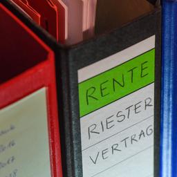 Ordner mit der Aufschrift "Riestervertrag"