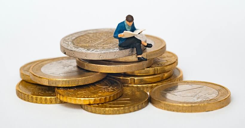 Conceptual image illustrating German Festgeld banking security options versus liquidity risks
