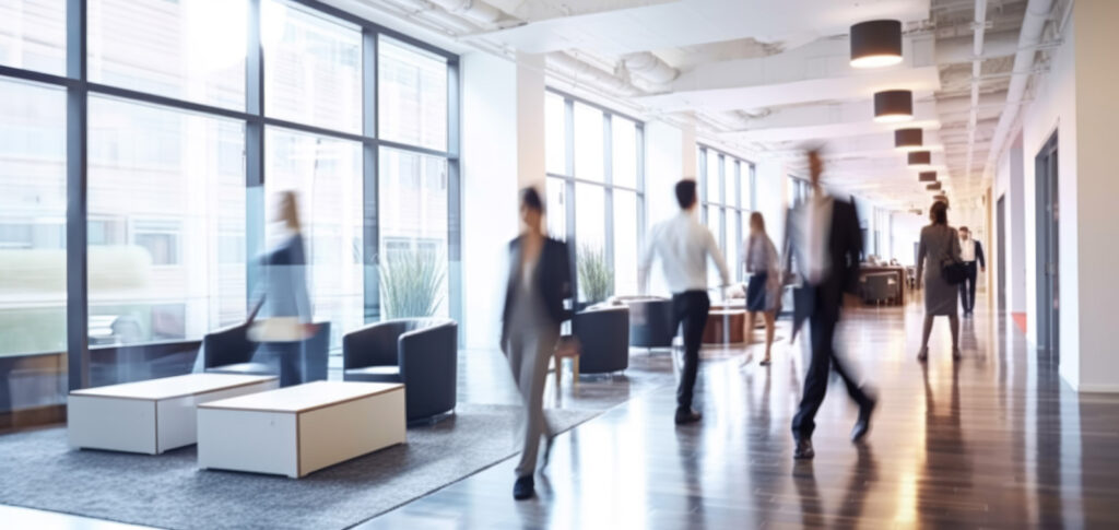 Agiles Arbeiten, New Work - Menschen in einem Bürogebäude