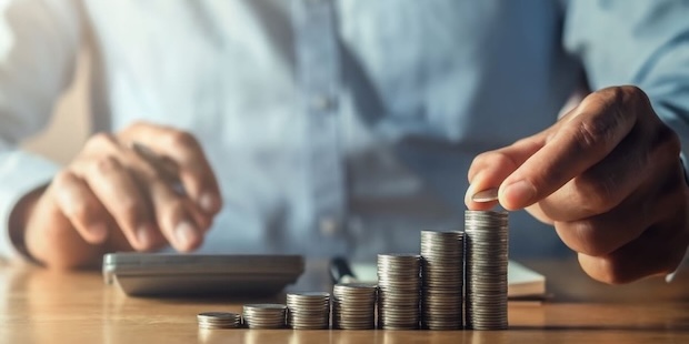 Fokus auf das Thema Sparen und Investieren: wachsende Türme symbolisieren langfristigen Vermögensaufbau