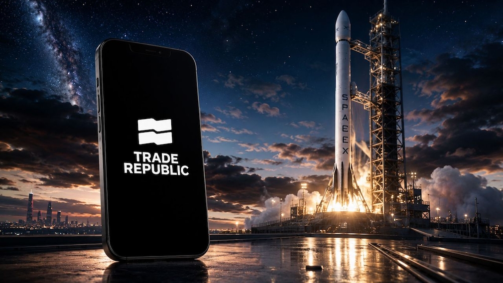 Smartphone mit dem Trade-Republic-Logo im Vordergrund, Rakete auf Startrampe vor nächtlichem Himmel mit Wolken und Sternen