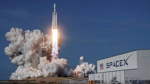 Diagram showing how ETFs automatically purchase SpaceX shares after its IPO