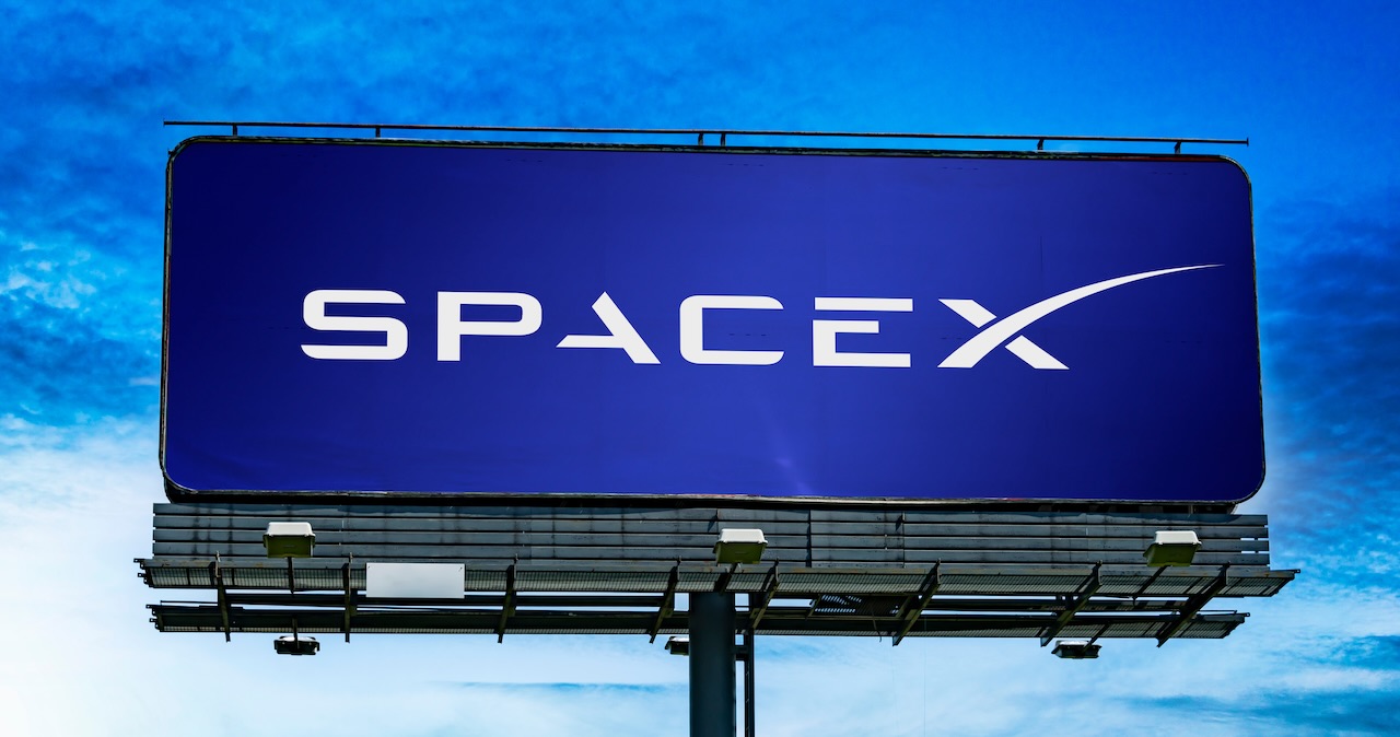 SpaceX-Raumkapsel schwebt durchs All, Symbol- und Artikelbild zum Thema SpaceX Aktie kaufen