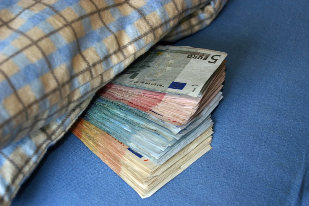 How Much Cash Should You Really Keep in Your Bank Account? A Swiss Reality Check