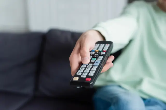Netflix steht im Zentrum neuer Verbandsklagen rund um einseitige Streaming-Preiserhöhungen. Für Betroffene soll die Anmeldung der Ansprüche online in wenigen Minuten möglich sein.