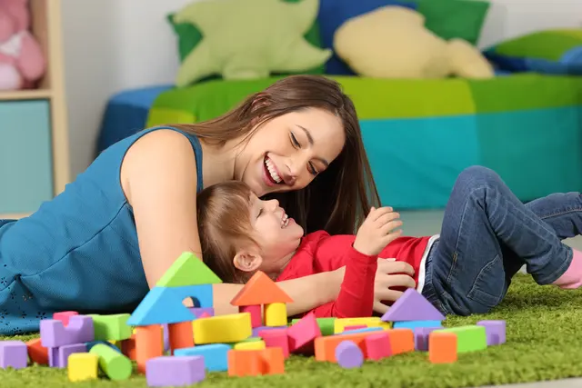 Ist kein Kind unter vier Jahren im Haushalt, muss der Familienbonus Plus zwischen den beiden Elternteilen aufgeteilt werden.