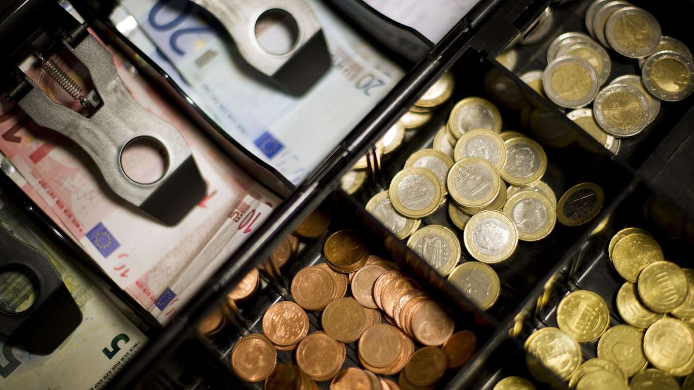 Symbolbild Geld in der Kasse